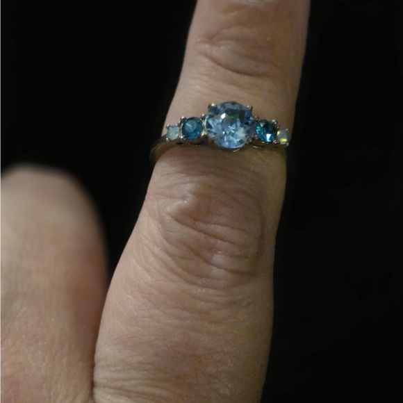 Jewelry - Elegant Blue Gemstone Ring